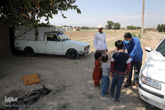 توزیع ۲۰۰۰پرس غذای گرم میان خانواده های محروم و حاشیه نشین تهران و ورامین توسط موسسه خیریه شهدای مدافع حرم استان تهران