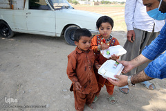 توزیع ۲۰۰۰پرس غذای گرم میان خانواده های محروم و حاشیه نشین تهران و ورامین توسط موسسه خیریه شهدای مدافع حرم استان تهران