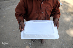 توزیع ۲۰۰۰پرس غذای گرم میان خانواده های محروم و حاشیه نشین تهران و ورامین توسط موسسه خیریه شهدای مدافع حرم استان تهران