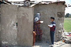 توزیع ۲۰۰۰پرس غذای گرم میان خانواده های محروم و حاشیه نشین تهران و ورامین توسط موسسه خیریه شهدای مدافع حرم استان تهران