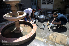 توزیع ۲۰۰۰پرس غذای گرم میان خانواده های محروم و حاشیه نشین تهران و ورامین توسط موسسه خیریه شهدای مدافع حرم استان تهران