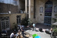 توزیع ۲۰۰۰پرس غذای گرم میان خانواده های محروم و حاشیه نشین تهران و ورامین توسط موسسه خیریه شهدای مدافع حرم استان تهران