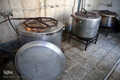 توزیع ۲۰۰۰پرس غذای گرم میان خانواده های محروم و حاشیه نشین تهران و ورامین توسط موسسه خیریه شهدای مدافع حرم استان تهران