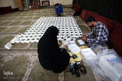 توزیع ۲۰۰۰پرس غذای گرم میان خانواده های محروم و حاشیه نشین تهران و ورامین توسط موسسه خیریه شهدای مدافع حرم استان تهران