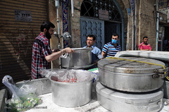 توزیع ۲۰۰۰پرس غذای گرم میان خانواده های محروم و حاشیه نشین تهران و ورامین توسط موسسه خیریه شهدای مدافع حرم استان تهران