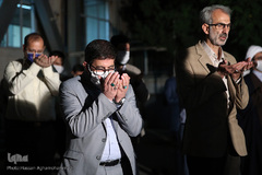 اقامه نماز جماعت شرکت کنندگان در مراسم رونمایی از پوستر پویش#روضه_های_خانگی