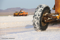برداشت نمک از دریاچه «حوض سلطان» قم