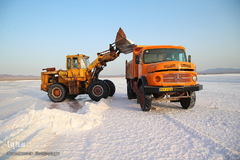 برداشت نمک از دریاچه «حوض سلطان» قم