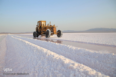 برداشت نمک از دریاچه «حوض سلطان» قم