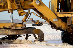 برداشت نمک از دریاچه «حوض سلطان» قم