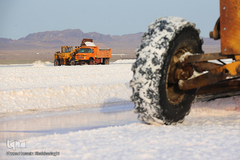 برداشت نمک از دریاچه «حوض سلطان» قم