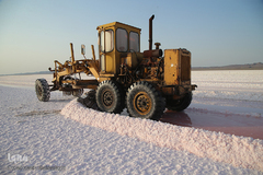 برداشت نمک از دریاچه «حوض سلطان» قم
