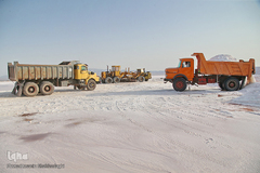 برداشت نمک از دریاچه «حوض سلطان» قم