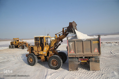 برداشت نمک از دریاچه «حوض سلطان» قم