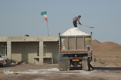 برداشت نمک از دریاچه «حوض سلطان» قم