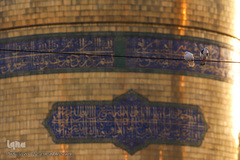 تعویض پرچم گنبد حرم رضوی در آغاز ماه محرم