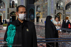 تعویض پرچم گنبد حرم رضوی در آغاز ماه محرم