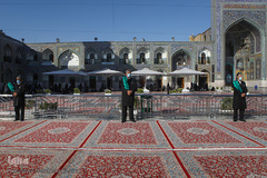 تعویض پرچم گنبد حرم رضوی در آغاز ماه محرم