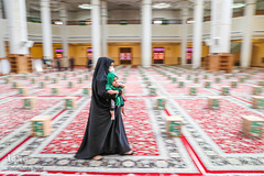 دستان کوچک «شیرخوارگان حسینی » یاری دهنده نیازمندان