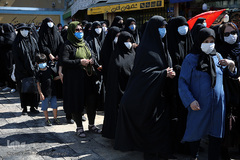 بانوان عزادار عاشورای حسینی در انتظار باز شدن دربهای آستان مقدس امامزاده صالح(ع) 