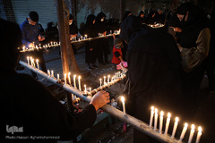 روشن کردن هزاران شمع در شب شام غریبان حسینی/ چهارراه گلوبندک