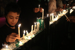 روشن کردن هزاران شمع در شب شام غریبان حسینی/ چهارراه گلوبندک