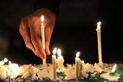 روشن کردن هزاران شمع در شب شام غریبان حسینی/ چهارراه گلوبندک