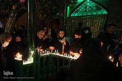 روشن کردن هزاران شمع در شب شام غریبان حسینی/ چهارراه گلوبندک