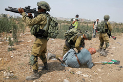 زانوی سرباز اسرائیلی بر گردن پیرمرد معترض فلسطینی در سرزمینهای اشغالی