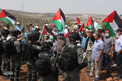 زانوی سرباز اسرائیلی بر گردن پیرمرد معترض فلسطینی در سرزمینهای اشغالی