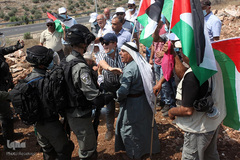 زانوی سرباز اسرائیلی بر گردن پیرمرد معترض فلسطینی در سرزمینهای اشغالی