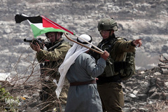 زانوی سرباز اسرائیلی بر گردن پیرمرد معترض فلسطینی در سرزمینهای اشغالی