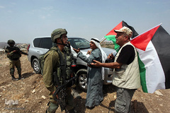 زانوی سرباز اسرائیلی بر گردن پیرمرد معترض فلسطینی در سرزمینهای اشغالی