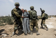 زانوی سرباز اسرائیلی بر گردن پیرمرد معترض فلسطینی در سرزمینهای اشغالی