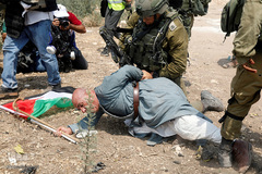 زانوی سرباز اسرائیلی بر گردن پیرمرد معترض فلسطینی در سرزمینهای اشغالی