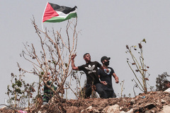 زانوی سرباز اسرائیلی بر گردن پیرمرد معترض فلسطینی در سرزمینهای اشغالی