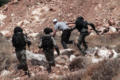 زانوی سرباز اسرائیلی بر گردن پیرمرد معترض فلسطینی در سرزمینهای اشغالی