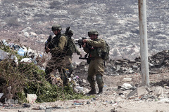 زانوی سرباز اسرائیلی بر گردن پیرمرد معترض فلسطینی در سرزمینهای اشغالی