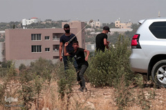 زانوی سرباز اسرائیلی بر گردن پیرمرد معترض فلسطینی در سرزمینهای اشغالی