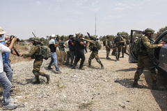 زانوی سرباز اسرائیلی بر گردن پیرمرد معترض فلسطینی در سرزمینهای اشغالی