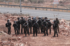 زانوی سرباز اسرائیلی بر گردن پیرمرد معترض فلسطینی در سرزمینهای اشغالی