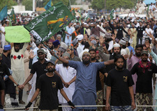 تظاهرات اعتراض آمیز مردم شهرهای مختلف پاکستان در محکومیت طراحی و انتشار کاریکاتورهای موهن به پیامبر گرامی اسلام(ص) توسط نشریه فرانسوی «شارلی عبدو»