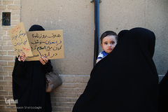 تجمع اعتراضی طلاب و دانشجویان قم در پی هتک حرمت روزنامه فرانسوی به پیامبر اسلام(ص)