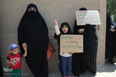 تجمع اعتراضی طلاب و دانشجویان قم در پی هتک حرمت روزنامه فرانسوی به پیامبر اسلام(ص)