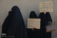 تجمع اعتراضی طلاب و دانشجویان قم در پی هتک حرمت روزنامه فرانسوی به پیامبر اسلام(ص)