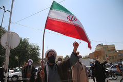 تجمع اعتراضی طلاب و دانشجویان قم در پی هتک حرمت روزنامه فرانسوی به پیامبر اسلام(ص)