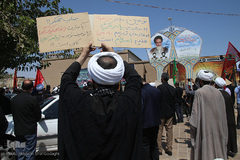 تجمع اعتراضی طلاب و دانشجویان قم در پی هتک حرمت روزنامه فرانسوی به پیامبر اسلام(ص)