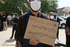 تجمع اعتراضی طلاب و دانشجویان قم در پی هتک حرمت روزنامه فرانسوی به پیامبر اسلام(ص)