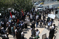 تجمع اعتراضی طلاب و دانشجویان قم در پی هتک حرمت روزنامه فرانسوی به پیامبر اسلام(ص)