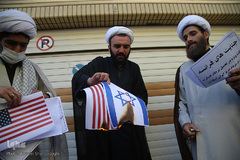 تجمع اعتراضی طلاب و دانشجویان قم در پی هتک حرمت روزنامه فرانسوی به پیامبر اسلام(ص)